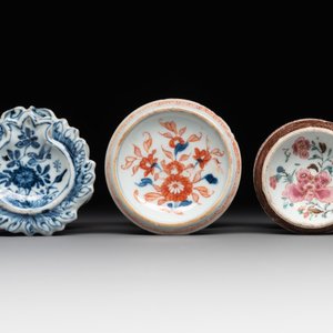 A collection of five Chinese blue and white, famille rose and Imari-style salts, Kangxi/Qianlong — photo 4