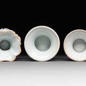 A collection of five Chinese blue and white, famille rose and Imari-style salts, Kangxi/Qianlong — photo 5