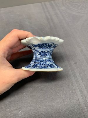 A collection of five Chinese blue and white, famille rose and Imari-style salts, Kangxi/Qianlong — photo 11
