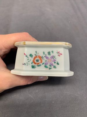 A collection of five Chinese blue and white, famille rose and Imari-style salts, Kangxi/Qianlong — photo 21