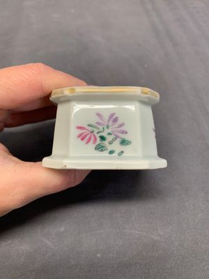 A collection of five Chinese blue and white, famille rose and Imari-style salts, Kangxi/Qianlong — photo 22
