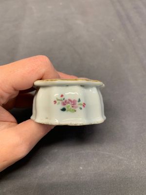 A collection of five Chinese blue and white, famille rose and Imari-style salts, Kangxi/Qianlong — photo 6