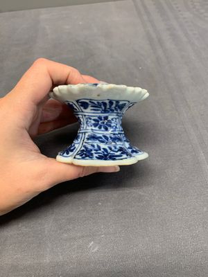A collection of five Chinese blue and white, famille rose and Imari-style salts, Kangxi/Qianlong — photo 9
