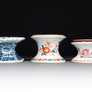 A collection of five Chinese blue and white, famille rose and Imari-style salts, Kangxi/Qianlong — photo 2