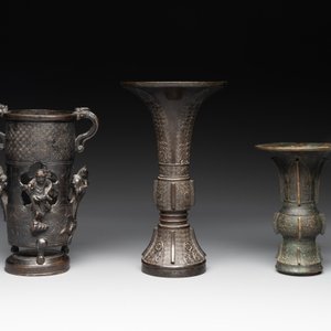 A collection of five Chinese bronze wares, Ming and later — photo 2