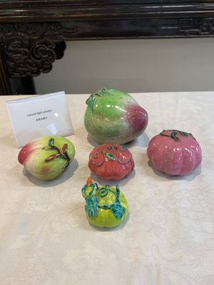 A collection of five Chinese famille rose peaches and pumpkins, including a box and cover, 19th C. — photo 1
