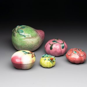 A collection of five Chinese famille rose peaches and pumpkins, including a box and cover, 19th C. — photo 1