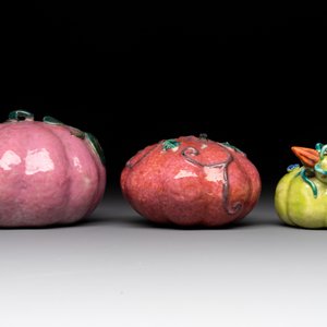 A collection of five Chinese famille rose peaches and pumpkins, including a box and cover, 19th C. — photo 11
