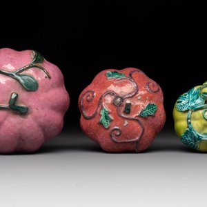 A collection of five Chinese famille rose peaches and pumpkins, including a box and cover, 19th C. — photo 12
