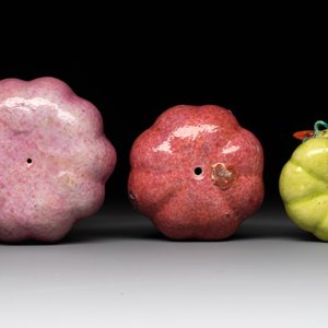 A collection of five Chinese famille rose peaches and pumpkins, including a box and cover, 19th C. — photo 13