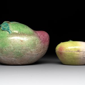 A collection of five Chinese famille rose peaches and pumpkins, including a box and cover, 19th C. — photo 2