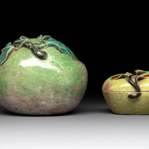 A collection of five Chinese famille rose peaches and pumpkins, including a box and cover, 19th C. — photo 3