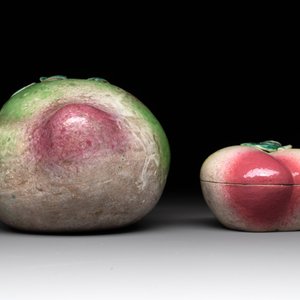 A collection of five Chinese famille rose peaches and pumpkins, including a box and cover, 19th C. — photo 5