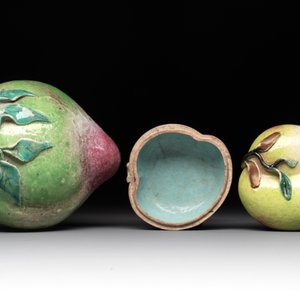 A collection of five Chinese famille rose peaches and pumpkins, including a box and cover, 19th C. — photo 6