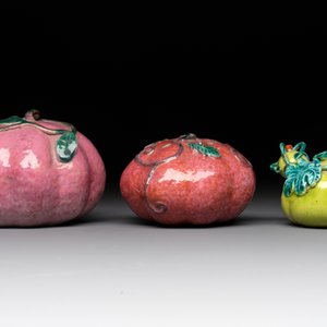 A collection of five Chinese famille rose peaches and pumpkins, including a box and cover, 19th C. — photo 8