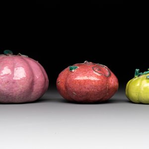 A collection of five Chinese famille rose peaches and pumpkins, including a box and cover, 19th C. — photo 9