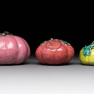 A collection of five Chinese famille rose peaches and pumpkins, including a box and cover, 19th C. — photo 10