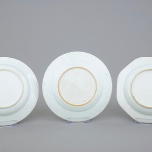A collection of five Chinese famille rose plates, 18th C. — 照片 3