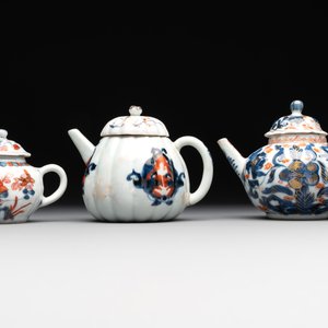 A collection of five Chinese Imari-style wares and one Canton famille rose cup, Kangxi/Qianlong — photo 14