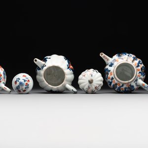 A collection of five Chinese Imari-style wares and one Canton famille rose cup, Kangxi/Qianlong — photo 17