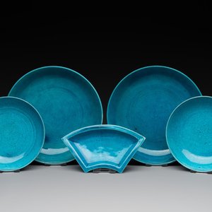 A collection of five Chinese turquoise-glazed wares, 18th C. — photo 1