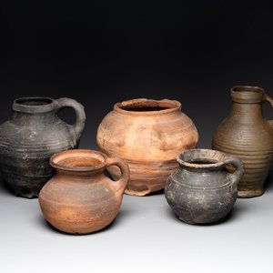 A collection of five German proto stoneware jugs and a vessel, 14th C. — photo 1