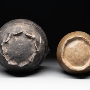 A collection of five German proto stoneware jugs and a vessel, 14th C. — photo 11