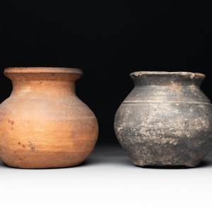 A collection of five German proto stoneware jugs and a vessel, 14th C. — photo 13