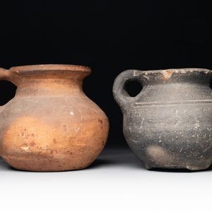 A collection of five German proto stoneware jugs and a vessel, 14th C. — photo 14