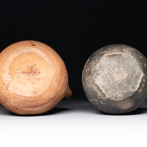 A collection of five German proto stoneware jugs and a vessel, 14th C. — photo 17