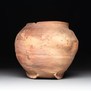 A collection of five German proto stoneware jugs and a vessel, 14th C. — photo 2