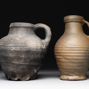 A collection of five German proto stoneware jugs and a vessel, 14th C. — photo 6