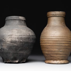 A collection of five German proto stoneware jugs and a vessel, 14th C. — photo 7