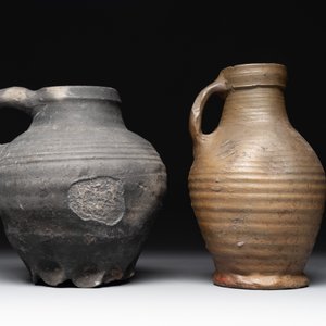 A collection of five German proto stoneware jugs and a vessel, 14th C. — photo 8