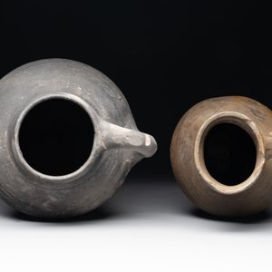 A collection of five German proto stoneware jugs and a vessel, 14th C. — photo 10