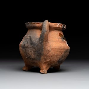 A collection of five glazed pottery cooking utensils and a fire bell, probably The Netherlands, 17th C. — foto 15