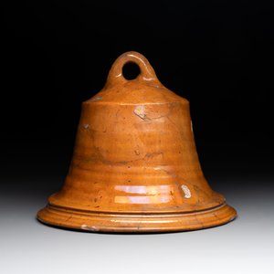 A collection of five glazed pottery cooking utensils and a fire bell, probably The Netherlands, 17th C. — foto 3