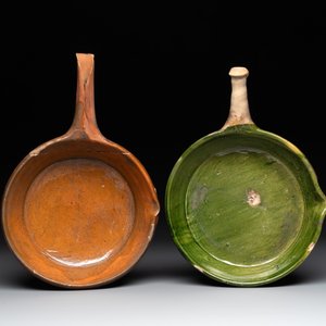 A collection of five glazed pottery cooking utensils and a fire bell, probably The Netherlands, 17th C. — foto 6