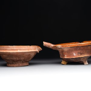 A collection of five glazed pottery cooking utensils and a fire bell, probably The Netherlands, 17th C. — foto 9