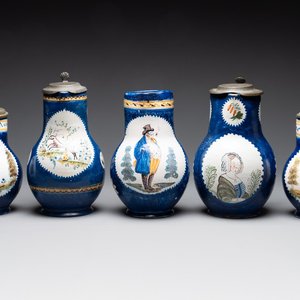 A collection of five polychrome Brussels faience jugs, some with pewter-mounts, 18/19th C. — 照片 1
