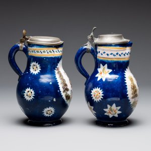 A collection of five polychrome Brussels faience jugs, some with pewter-mounts, 18/19th C. — 照片 11