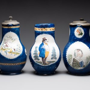 A collection of five polychrome Brussels faience jugs, some with pewter-mounts, 18/19th C. — 照片 2