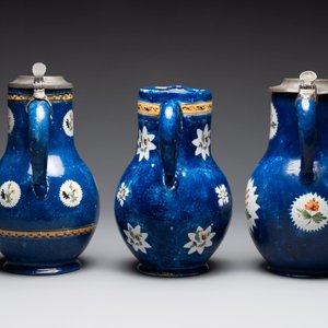 A collection of five polychrome Brussels faience jugs, some with pewter-mounts, 18/19th C. — 照片 4
