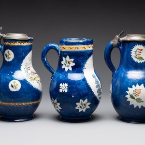 A collection of five polychrome Brussels faience jugs, some with pewter-mounts, 18/19th C. — 照片 5