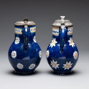 A collection of five polychrome Brussels faience jugs, some with pewter-mounts, 18/19th C. — 照片 10