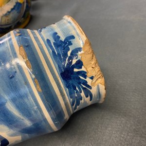 A collection of five Spanish blue and white albarello-type drug jars, 17th C. — 照片 11