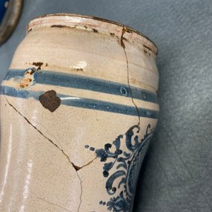 A collection of five Spanish blue and white albarello-type drug jars, 17th C. — 照片 14