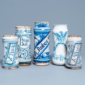 A collection of five Spanish blue and white albarello-type drug jars, 17th C. — 照片 2