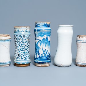 A collection of five Spanish blue and white albarello-type drug jars, 17th C. — 照片 5