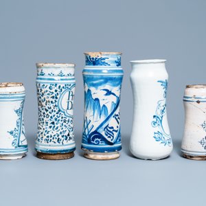 A collection of five Spanish blue and white albarello-type drug jars, 17th C. — 照片 6